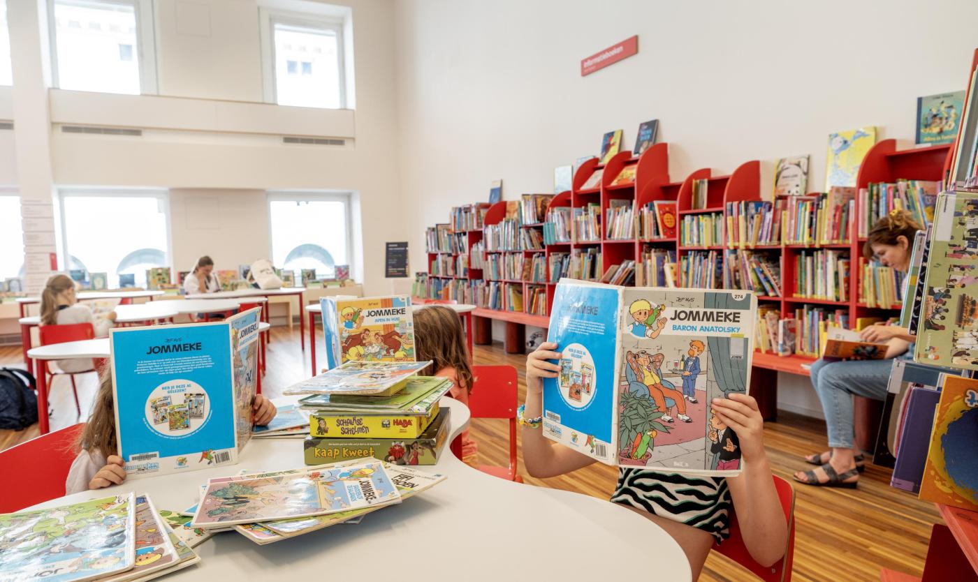 Kids in de Jeugdbib met stripboeken