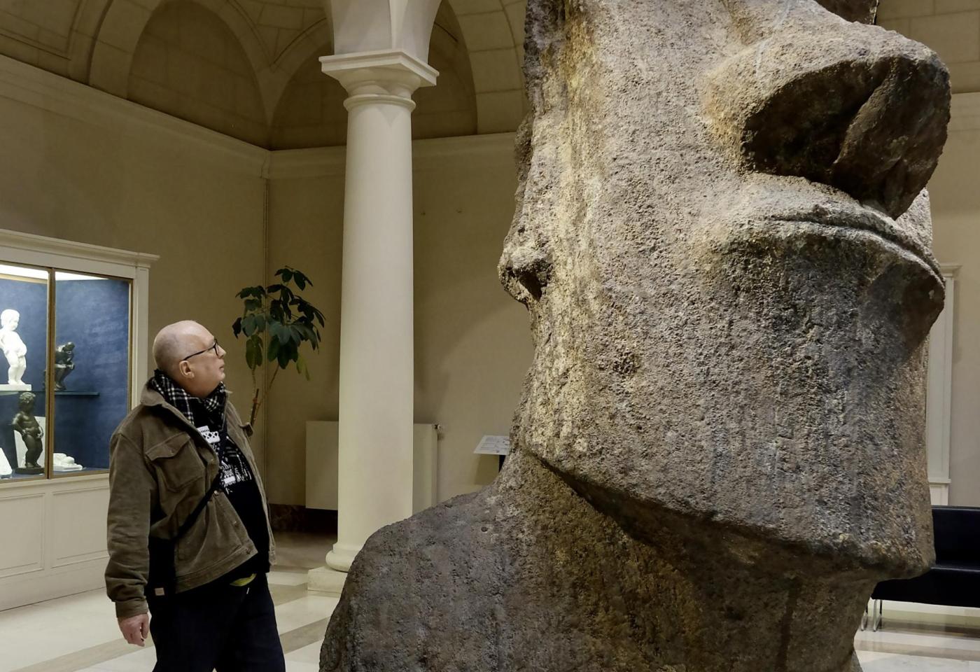 Aldo die naar een paaseiland beeldje kijkt, in een museum