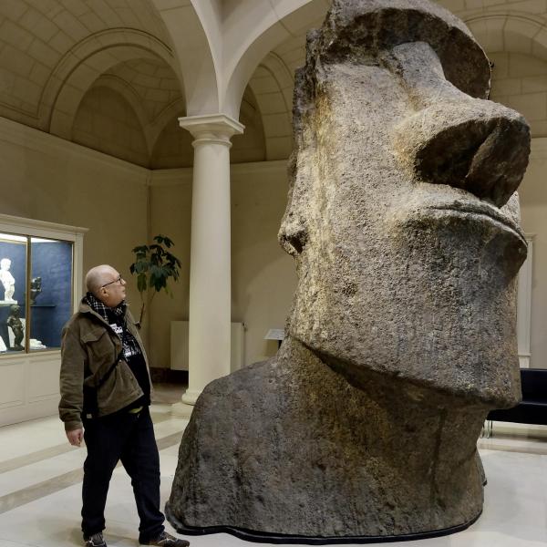 Aldo die naar een paaseiland beeldje kijkt, in een museum