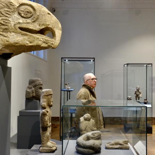 Aldo in een museum